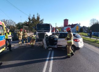 W NOWEJ DĘBIE OSOBOWE RENAULT ZDERZYŁO SIĘ Z CIĘŻARÓWKĄ