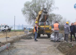 2025.04.01 – POPRAWIAJĄ INFRASTRUKTURĘ NAD JEZIOREM