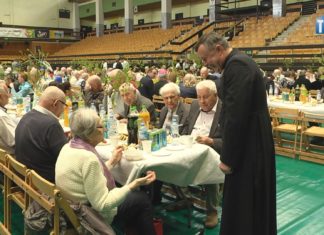 2025.04.16 – PRZY JEDNYM STOLE