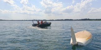 AKCJA RATUNKOWA POLICJANTA I RATOWNIKÓW. WYWRÓCONA ŻAGLÓWKA, 4 OSOBY W WODZIE