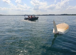 AKCJA RATUNKOWA POLICJANTA I RATOWNIKÓW. WYWRÓCONA ŻAGLÓWKA, 4 OSOBY W WODZIE