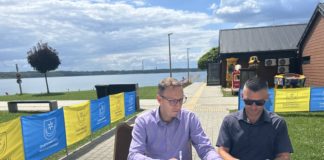 NAD JEZIOREM TARNOBRZESKIM STANĄŁ BUTELKOMAT. Z KORZYŚCIĄ DLA ŚRODOWISKA I MIESZKAŃCÓW