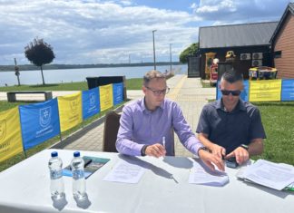 NAD JEZIOREM TARNOBRZESKIM STANĄŁ BUTELKOMAT. Z KORZYŚCIĄ DLA ŚRODOWISKA I MIESZKAŃCÓW