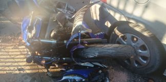 ROZPĘDZONY MOTOCYKLISTA WJECHAŁ W PŁOT, A PÓŹNIEJ W SAMOCHÓD