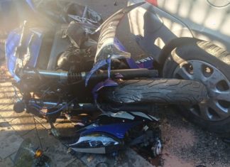 ROZPĘDZONY MOTOCYKLISTA WJECHAŁ W PŁOT, A PÓŹNIEJ W SAMOCHÓD