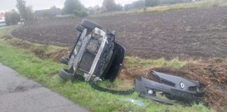 W ŚLĘZAKACH RENAULT WPADŁO DO ROWU