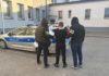 POLICJANCI ZATRZYMALI AGRESYWNEGO 25-LATKA. MĘŻCZYZNA ODPOWIE ZA ATAK NA EKSPEDIENTKĘ ORAZ WŁAMANIA