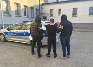 POLICJANCI ZATRZYMALI AGRESYWNEGO 25-LATKA. MĘŻCZYZNA ODPOWIE ZA ATAK NA EKSPEDIENTKĘ ORAZ WŁAMANIA