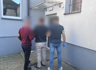 PRÓBOWAŁ SIĘ WŁAMAĆ. 43-LATEK ZOSTAŁ ZATRZYMANY PRZEZ POLICJANTÓW